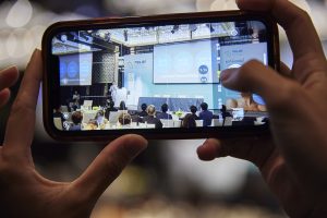 林亮辰醫師於第4代Ａ酸發布會上分享痘痘治療計畫，內容精采讓與會者頻頻攝影紀錄