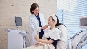 新竹林亮辰皮膚專科診所李家玫醫師施打電音波拉提改善饅化臉症狀，重回小v臉