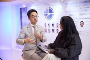 亮辰醫師為他人講解舒顏萃