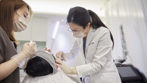 眼周老化像是淚溝眼周細紋使用醫美PLT凍晶注射效果不錯圖為林亮辰皮膚專科診所游雅婷醫師