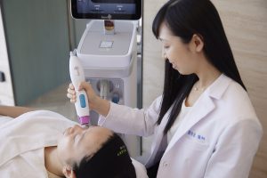 林亮辰皮膚專科診所蕭暄蓉醫師施打鳳凰電波，透過多發數來回堆疊累積熱能刺激膠原蛋白新生