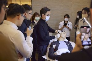 林亮辰醫師實際操作給大家看