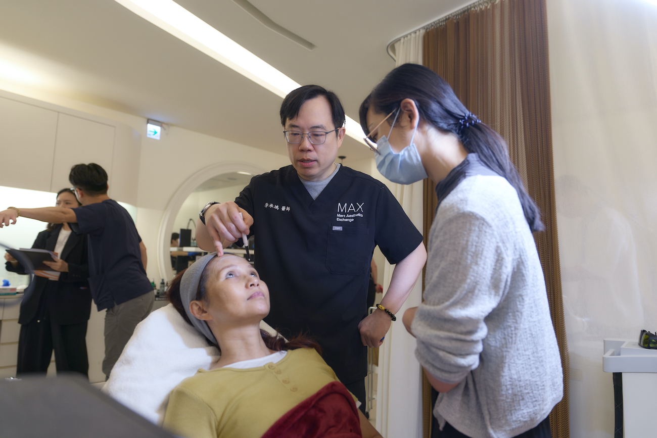 李承鴻醫師與林亮辰皮膚專科診所游雅婷醫師於臨床現場交流，示範天使肉毒額頭點位評估與施打技巧。