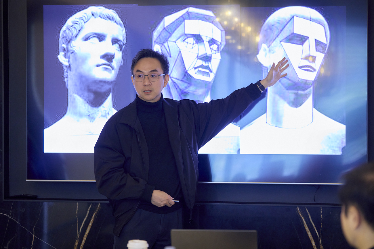 林亮辰醫師於減齡三部曲workshop中，透過古典雕像光影與幾何切面，解說東方人種臉部解剖學與輪廓支撐架構。