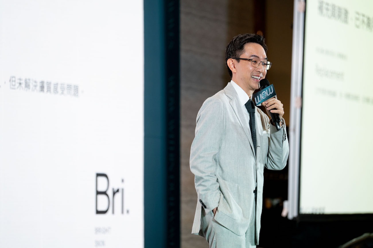 林亮辰醫師於舞台上演講,微笑闡述整合式保養與生活風格皮膚管理。