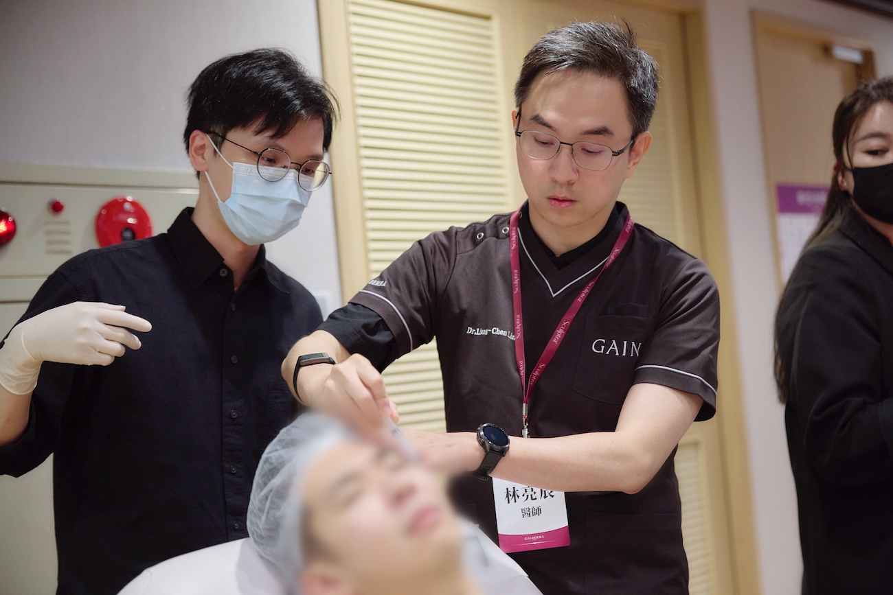 林亮辰醫師於高德美GAIN原廠教育培訓活動中，近距離向學員示範4D童妍針的層次施打與劑量掌控技巧。