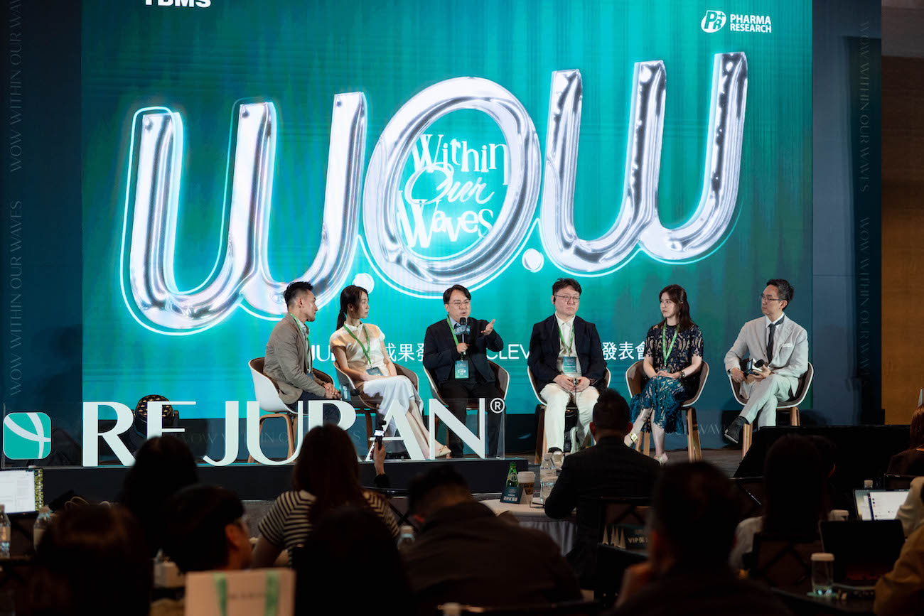 醫師群於麗珠蘭「Within our Waves」發表會舞台上進行整合式療程座談。