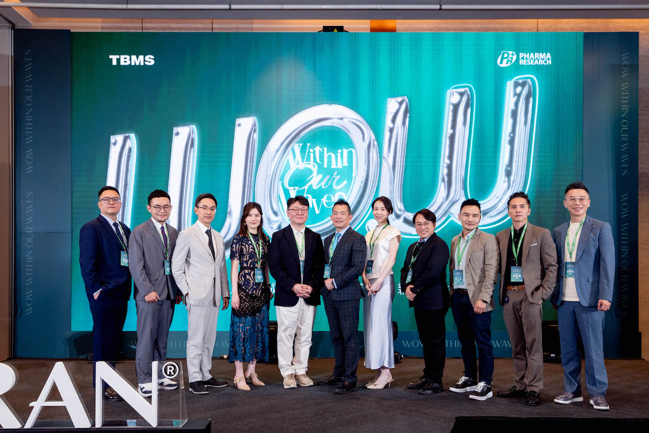 台灣醫美專家群與韓國原廠代表於麗珠蘭 WOW 發表會背板前合影留念。