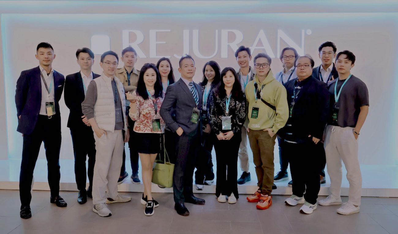 林亮辰醫師與台灣醫師代表團於韓國 PharmaResearch 總部大廳合影。